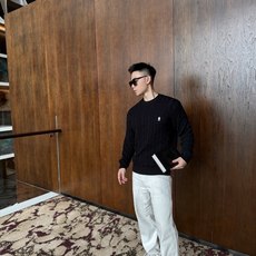 Prada 麻花编织刺绣毛衣,40支双股交织精疏棉棉纱,采用日本进口机(岛精)5针织机,进口刺绣,毛料酵洗。尺码:46‑ Prada 麻花编织刺绣毛衣,40支双股交织精疏棉棉纱,采用日本进口机(岛精)5针织机,进口刺绣,毛料酵洗。尺码:46‑