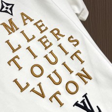 LV 经典刺绣短袖T恤,简约奢感,低调中尽显高级品味。甄选99%精梳棉面料,软糯亲肤、垂感挺括,上身透气不闷汗,日常久穿 LV 经典刺绣短袖T恤,简约奢感,低调中尽显高级品味。甄选99%精梳棉面料,软糯亲肤、垂感挺括,上身透气不闷汗,日常久穿
