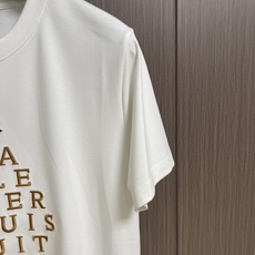 LV 经典刺绣短袖T恤,简约奢感,低调中尽显高级品味。甄选99%精梳棉面料,软糯亲肤、垂感挺括,上身透气不闷汗,日常久穿 LV 经典刺绣短袖T恤,简约奢感,低调中尽显高级品味。甄选99%精梳棉面料,软糯亲肤、垂感挺括,上身透气不闷汗,日常久穿