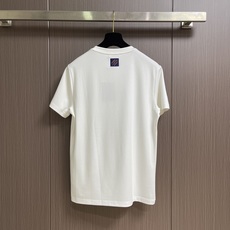 LV 经典刺绣短袖T恤,简约奢感,低调中尽显高级品味。甄选99%精梳棉面料,软糯亲肤、垂感挺括,上身透气不闷汗,日常久穿 LV 经典刺绣短袖T恤,简约奢感,低调中尽显高级品味。甄选99%精梳棉面料,软糯亲肤、垂感挺括,上身透气不闷汗,日常久穿