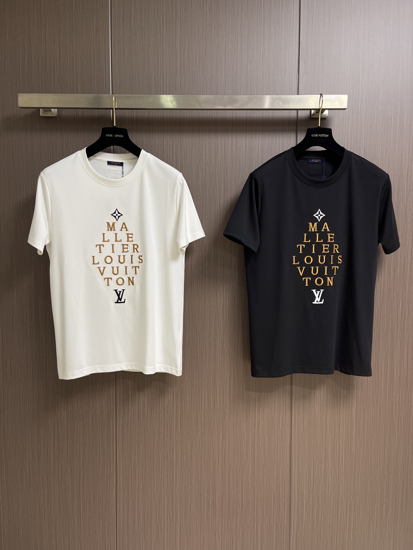 LV 经典刺绣短袖T恤,简约奢感,低调中尽显高级品味。甄选99%精梳棉面料,软糯亲肤、垂感挺括,上身透气不闷汗,日常久穿 LV 经典刺绣短袖T恤,简约奢感,低调中尽显高级品味。甄选99%精梳棉面料,软糯亲肤、垂感挺括,上身透气不闷汗,日常久穿