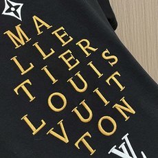 LV 经典刺绣短袖T恤,简约奢感,低调中尽显高级品味。甄选99%精梳棉面料,软糯亲肤、垂感挺括,上身透气不闷汗,日常久穿 LV 经典刺绣短袖T恤,简约奢感,低调中尽显高级品味。甄选99%精梳棉面料,软糯亲肤、垂感挺括,上身透气不闷汗,日常久穿