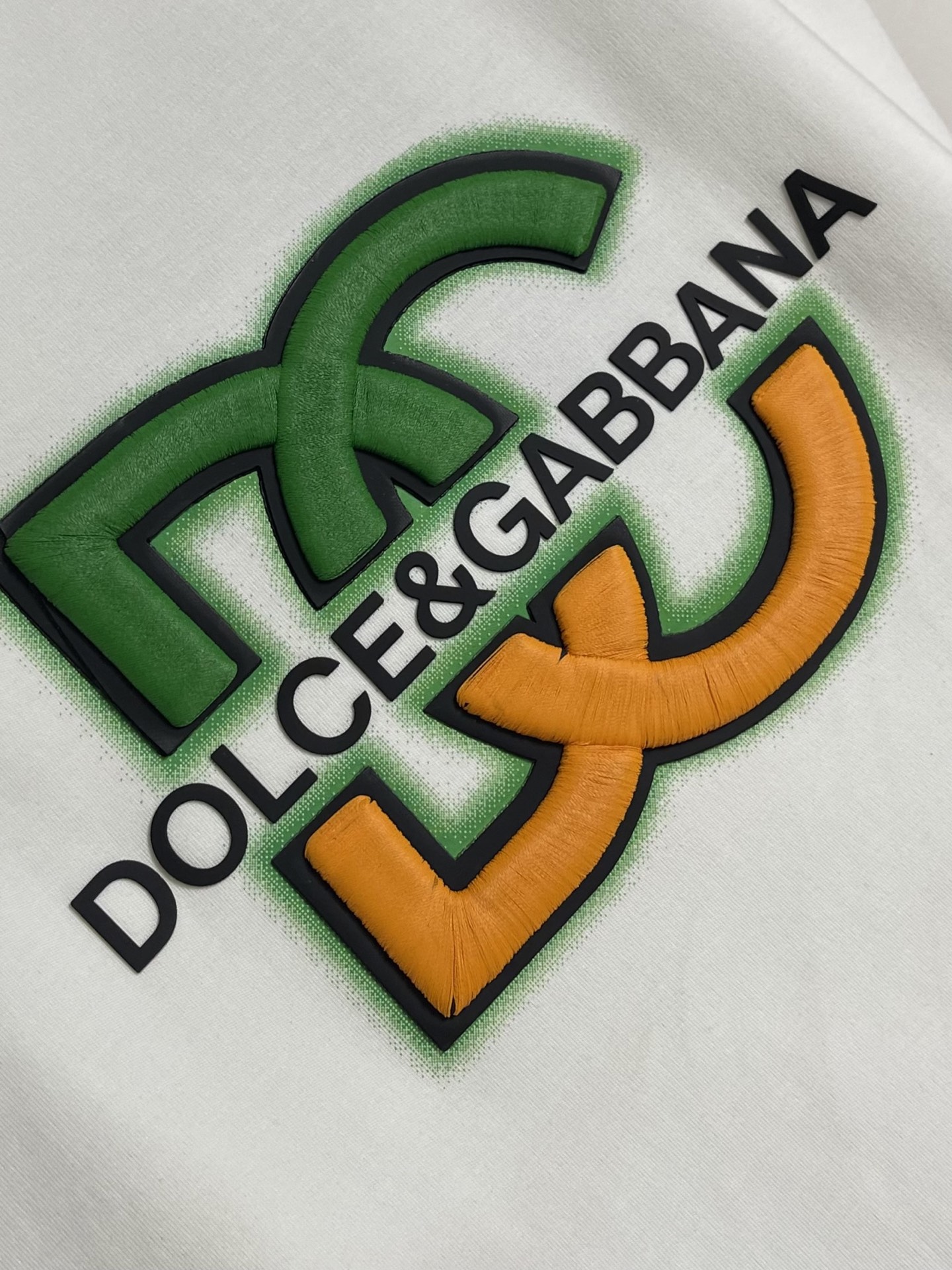 DG DOLCE GABBANA 杜嘉班纳2026SS春夏短袖T恤,定制纯棉面料,胸前品牌字母logo刺绣,休闲出街首选 DG DOLCE GABBANA 杜嘉班纳2026SS春夏短袖T恤,定制纯棉面料,胸前品牌字母logo刺绣,休闲出街首选