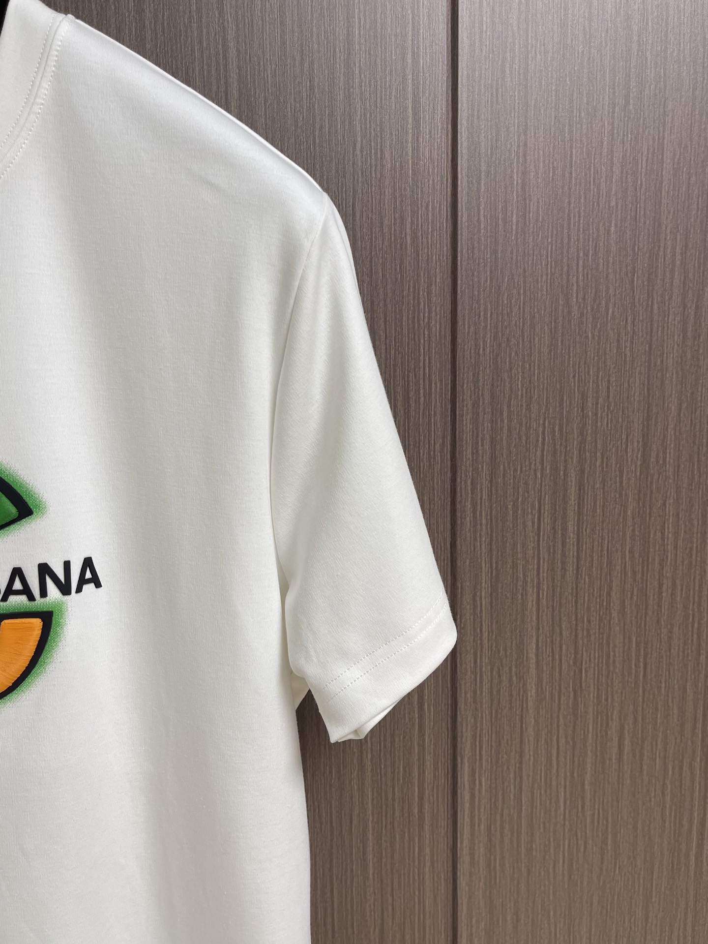 DG DOLCE GABBANA 杜嘉班纳2026SS春夏短袖T恤,定制纯棉面料,胸前品牌字母logo刺绣,休闲出街首选 DG DOLCE GABBANA 杜嘉班纳2026SS春夏短袖T恤,定制纯棉面料,胸前品牌字母logo刺绣,休闲出街首选