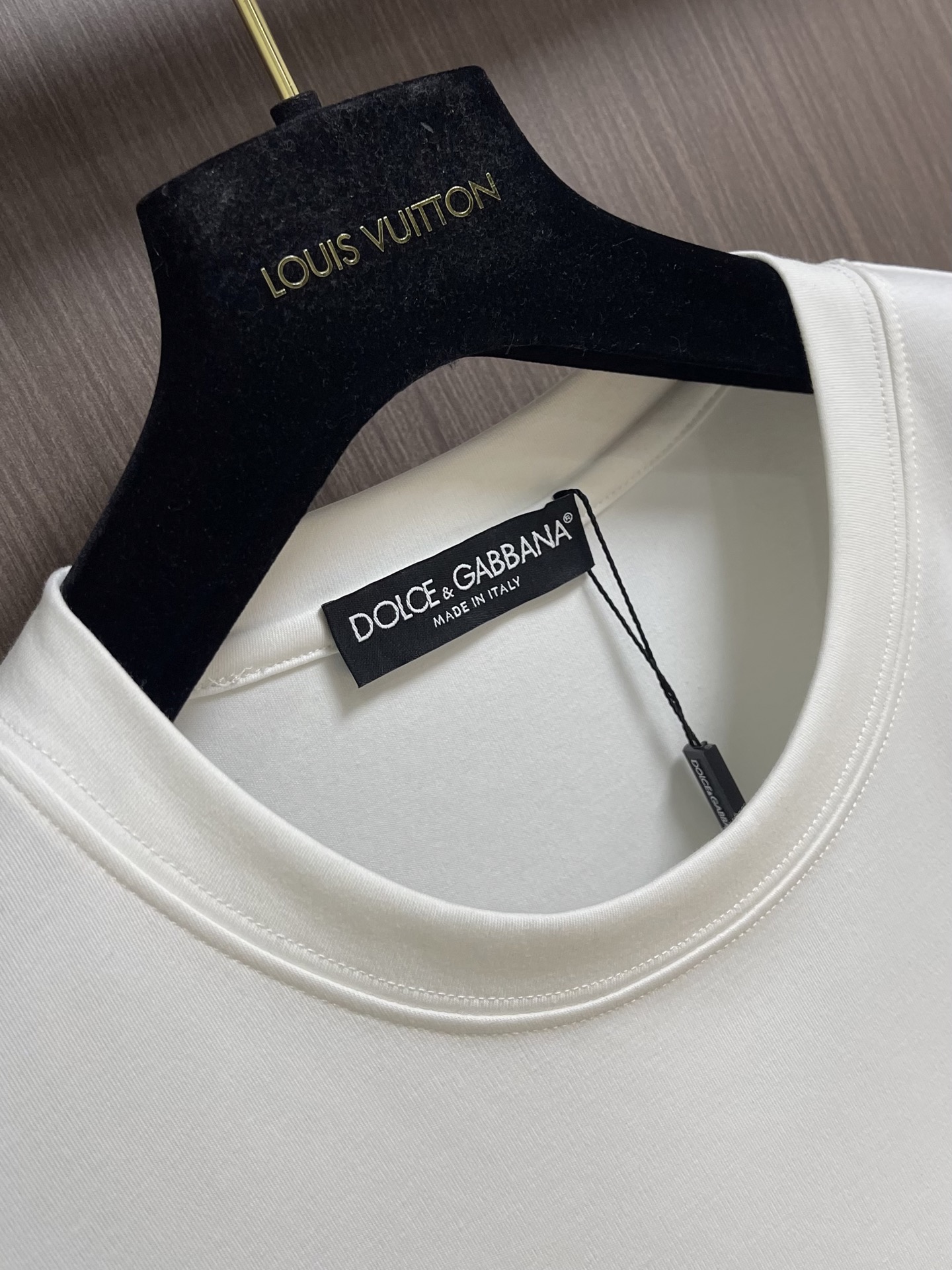 DG DOLCE GABBANA 杜嘉班纳2026SS春夏短袖T恤,定制纯棉面料,胸前品牌字母logo刺绣,休闲出街首选 DG DOLCE GABBANA 杜嘉班纳2026SS春夏短袖T恤,定制纯棉面料,胸前品牌字母logo刺绣,休闲出街首选