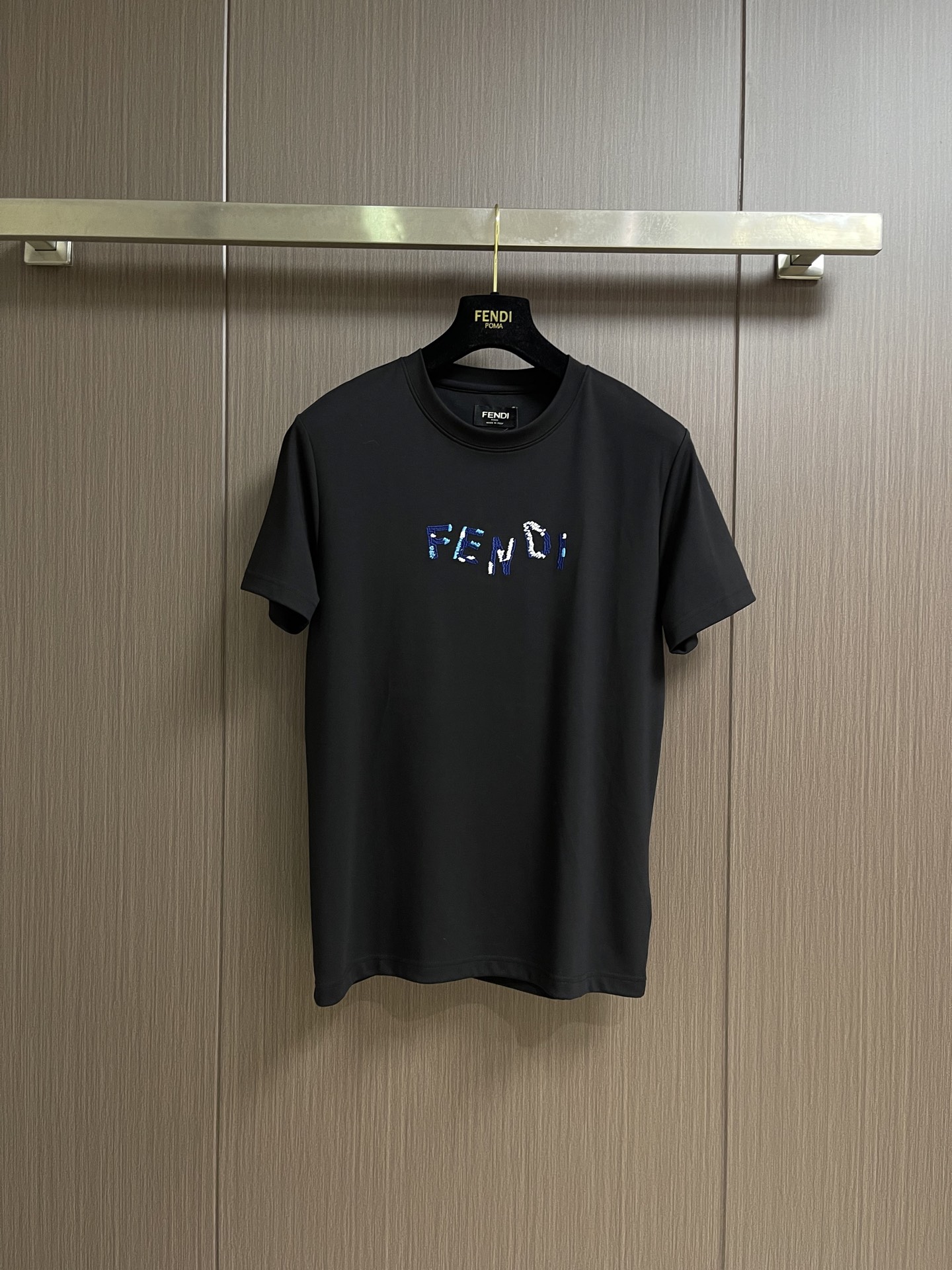 Fendi 2026ss早春新款字母logo刺绣短袖T恤，轻奢主义，男女日常通勤穿搭必备单品，320克100％纯棉双纱汗
