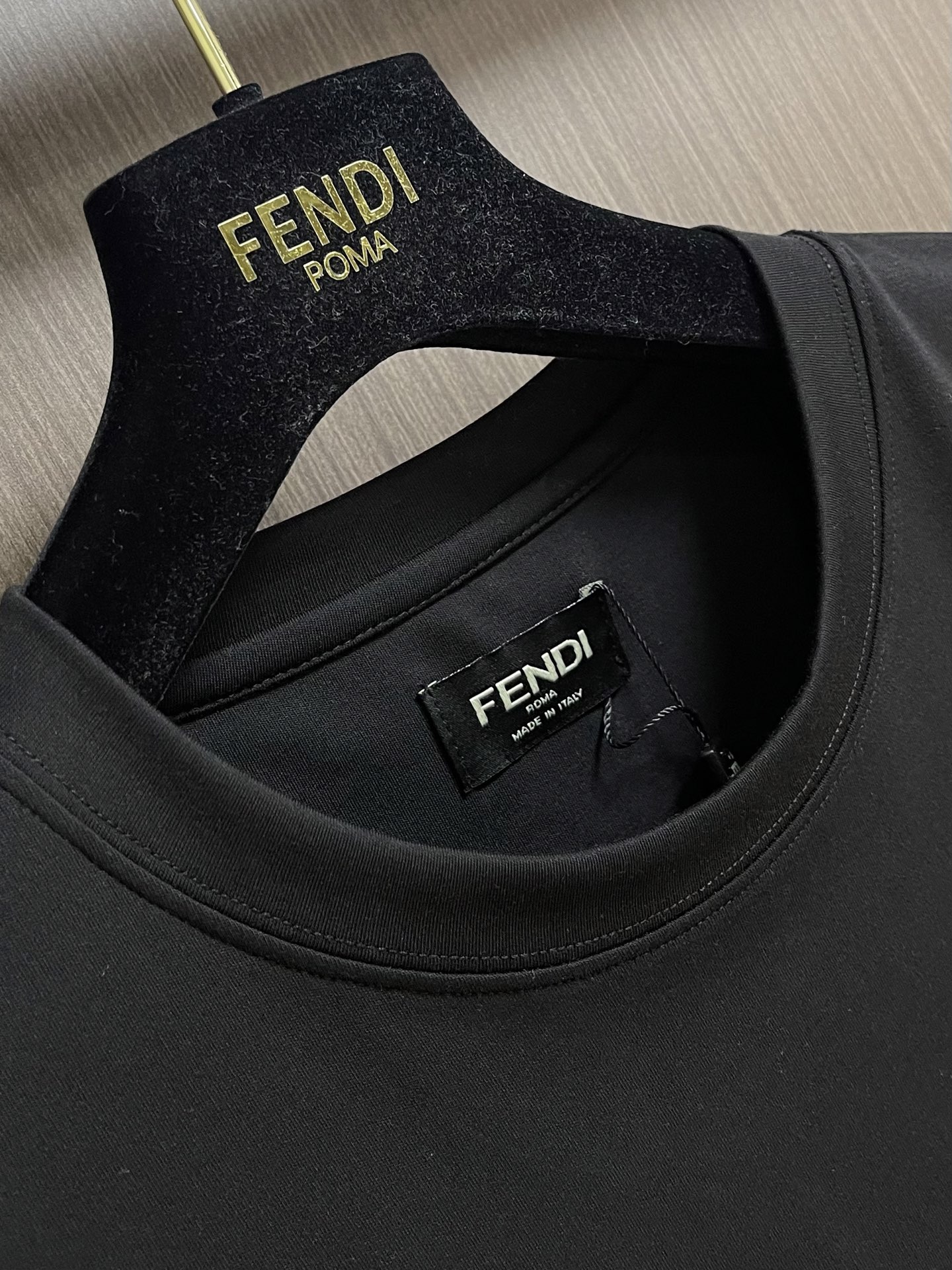 Fendi 2026ss早春新款字母logo刺绣短袖T恤,轻奢主义,男女日常通勤穿搭必备单品,320克100%纯棉双纱汗 Fendi 2026ss早春新款字母logo刺绣短袖T恤,轻奢主义,男女日常通勤穿搭必备单品,320克100%纯棉双纱汗