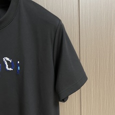 Fendi 2026ss早春新款字母logo刺绣短袖T恤,轻奢主义,男女日常通勤穿搭必备单品,320克100%纯棉双纱汗 Fendi 2026ss早春新款字母logo刺绣短袖T恤,轻奢主义,男女日常通勤穿搭必备单品,320克100%纯棉双纱汗