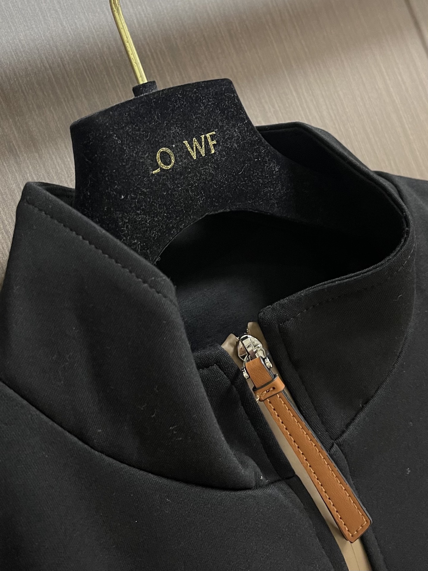 Loewe 罗意威刺绣夹克外套，面料采用原版定制面料．最新进口织布机织出，高密度纹路，成衣版型非常立体。上身舒适不贴身。