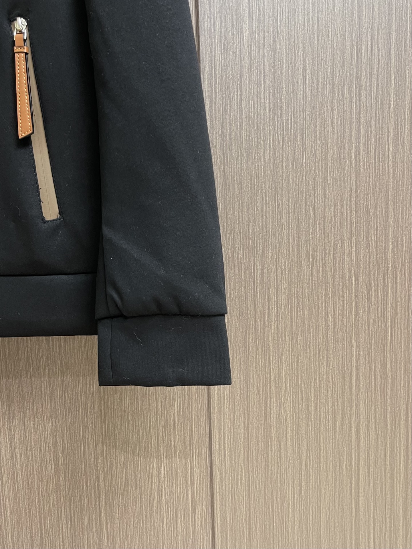 Loewe 罗意威刺绣夹克外套，面料采用原版定制面料．最新进口织布机织出，高密度纹路，成衣版型非常立体。上身舒适不贴身。