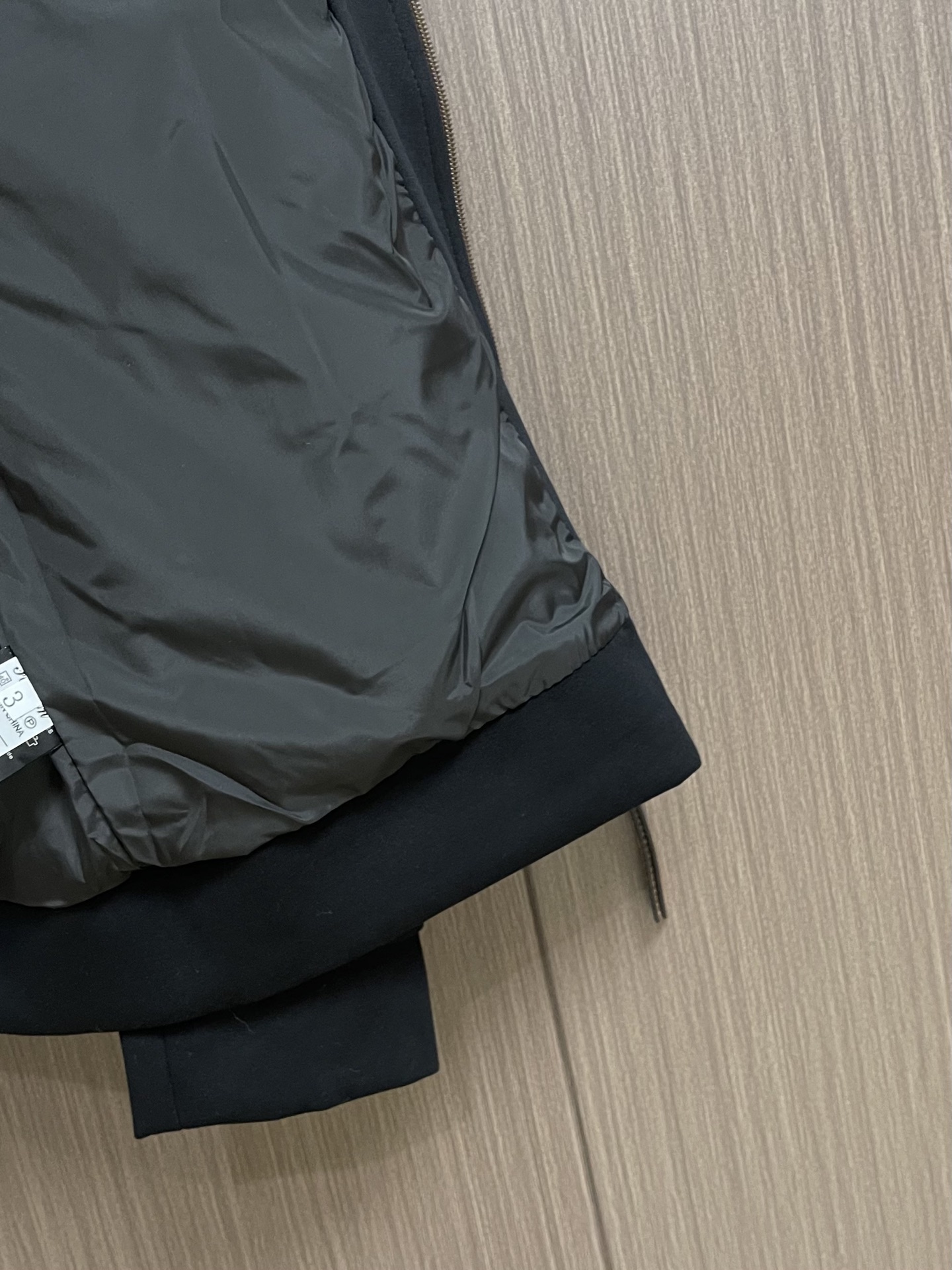 Loewe 罗意威刺绣夹克外套，面料采用原版定制面料．最新进口织布机织出，高密度纹路，成衣版型非常立体。上身舒适不贴身。