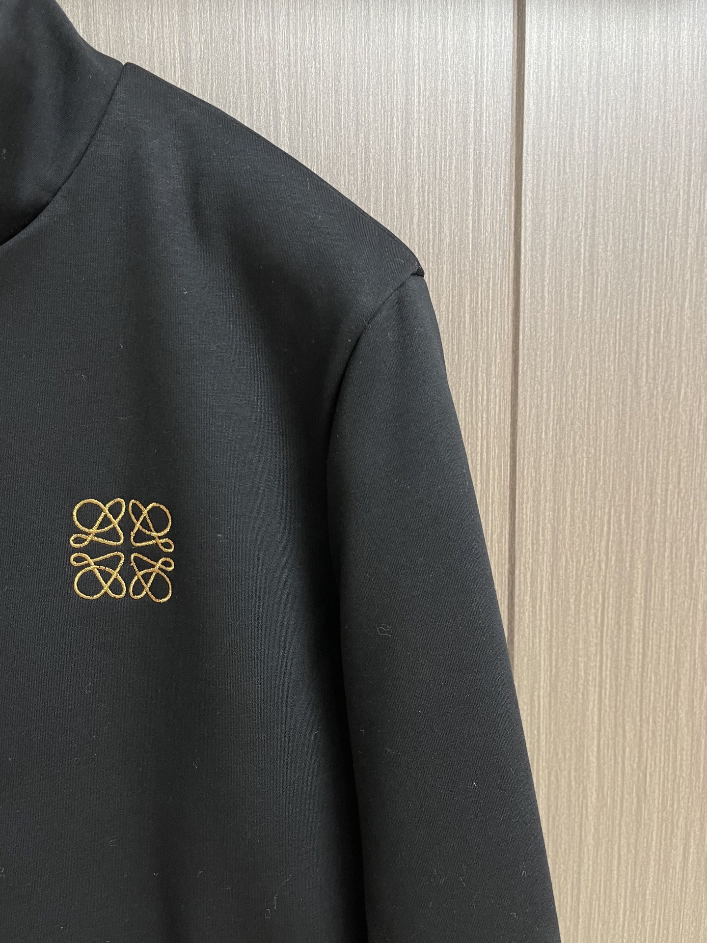 Loewe 罗意威刺绣夹克外套，面料采用原版定制面料．最新进口织布机织出，高密度纹路，成衣版型非常立体。上身舒适不贴身。