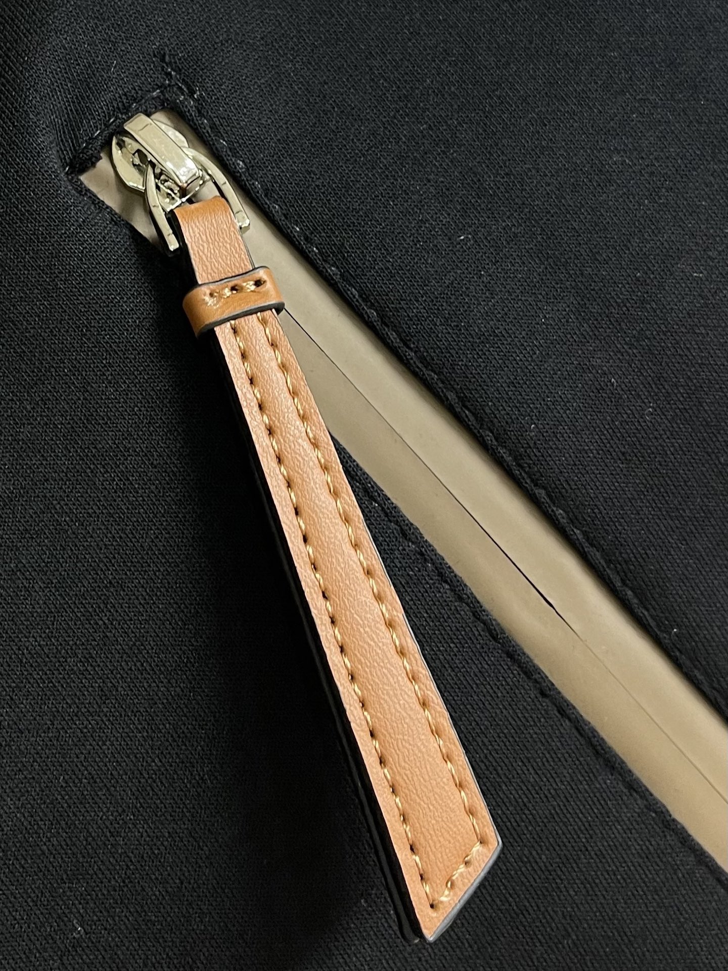 Loewe 罗意威刺绣夹克外套，面料采用原版定制面料．最新进口织布机织出，高密度纹路，成衣版型非常立体。上身舒适不贴身。