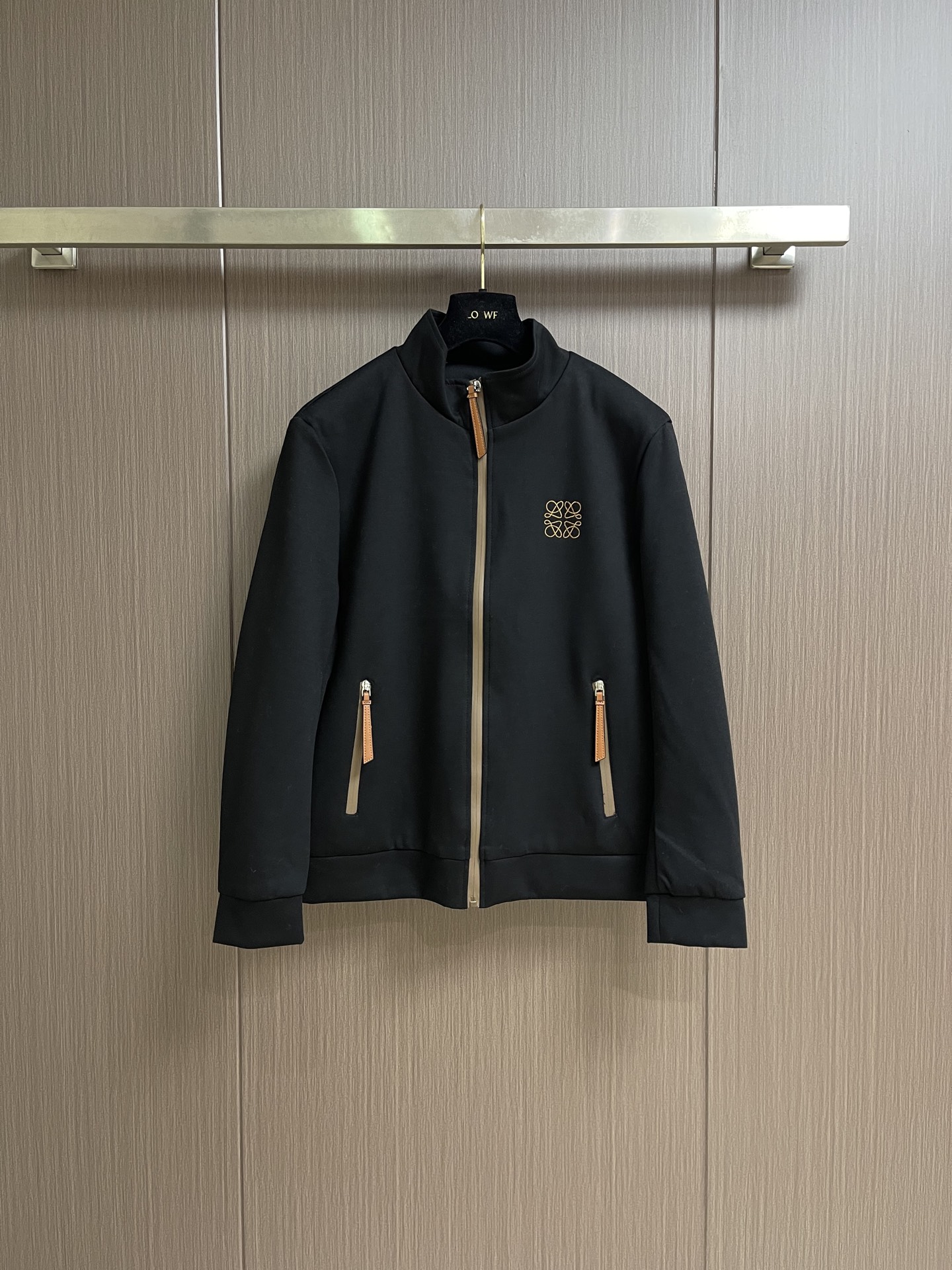Loewe 罗意威刺绣夹克外套，面料采用原版定制面料．最新进口织布机织出，高密度纹路，成衣版型非常立体。上身舒适不贴身。