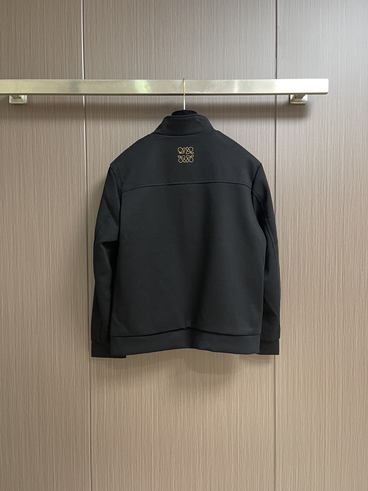 Loewe 罗意威刺绣夹克外套，面料采用原版定制面料．最新进口织布机织出，高密度纹路，成衣版型非常立体。上身舒适不贴身。