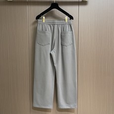 YSL 夏季凉感直筒休闲裤,将法式极简美学与夏日舒适感融合,低饱和色调沉稳高级,自带清冷松弛滤镜,轻松适配多种穿搭场景。 YSL 夏季凉感直筒休闲裤,将法式极简美学与夏日舒适感融合,低饱和色调沉稳高级,自带清冷松弛滤镜,轻松适配多种穿搭场景。