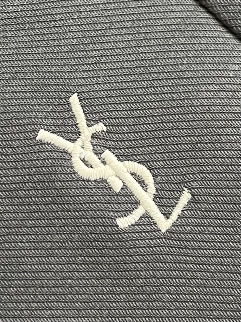 YSL 夏季凉感直筒休闲裤,将法式极简美学与夏日舒适感融合,低饱和色调沉稳高级,自带清冷松弛滤镜,轻松适配多种穿搭场景。 YSL 夏季凉感直筒休闲裤,将法式极简美学与夏日舒适感融合,低饱和色调沉稳高级,自带清冷松弛滤镜,轻松适配多种穿搭场景。