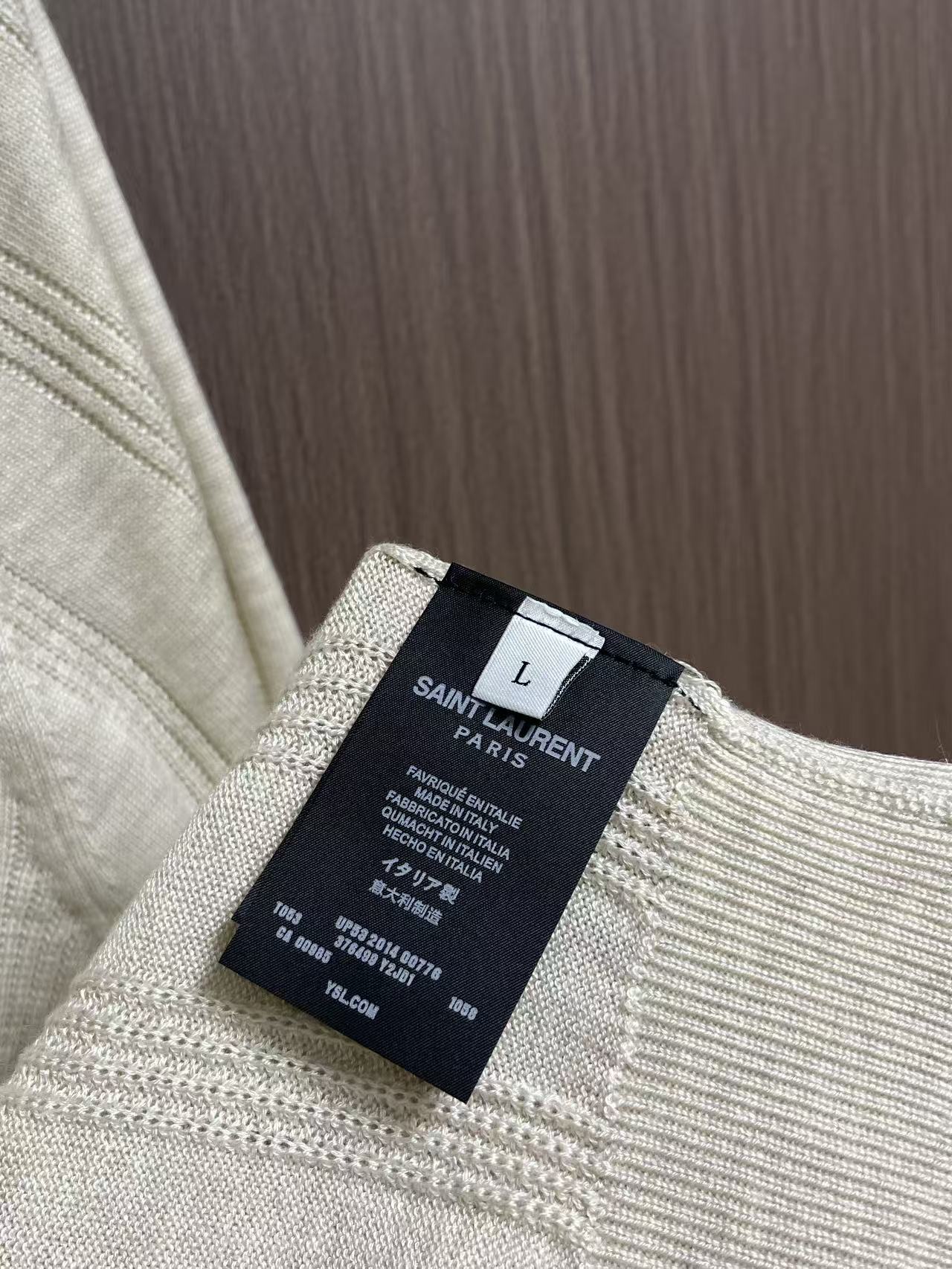 YSL羊毛羊绒针织Polo 短袖T恤,这款针织短袖,将法式优雅与时尚质感完美融合。色调清新脱俗,设计增添利落感与细节层次 YSL羊毛羊绒针织Polo 短袖T恤,这款针织短袖,将法式优雅与时尚质感完美融合。色调清新脱俗,设计增添利落感与细节层次