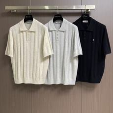 YSL羊毛羊绒针织Polo 短袖T恤,这款针织短袖,将法式优雅与时尚质感完美融合。色调清新脱俗,设计增添利落感与细节层次 YSL羊毛羊绒针织Polo 短袖T恤,这款针织短袖,将法式优雅与时尚质感完美融合。色调清新脱俗,设计增添利落感与细节层次