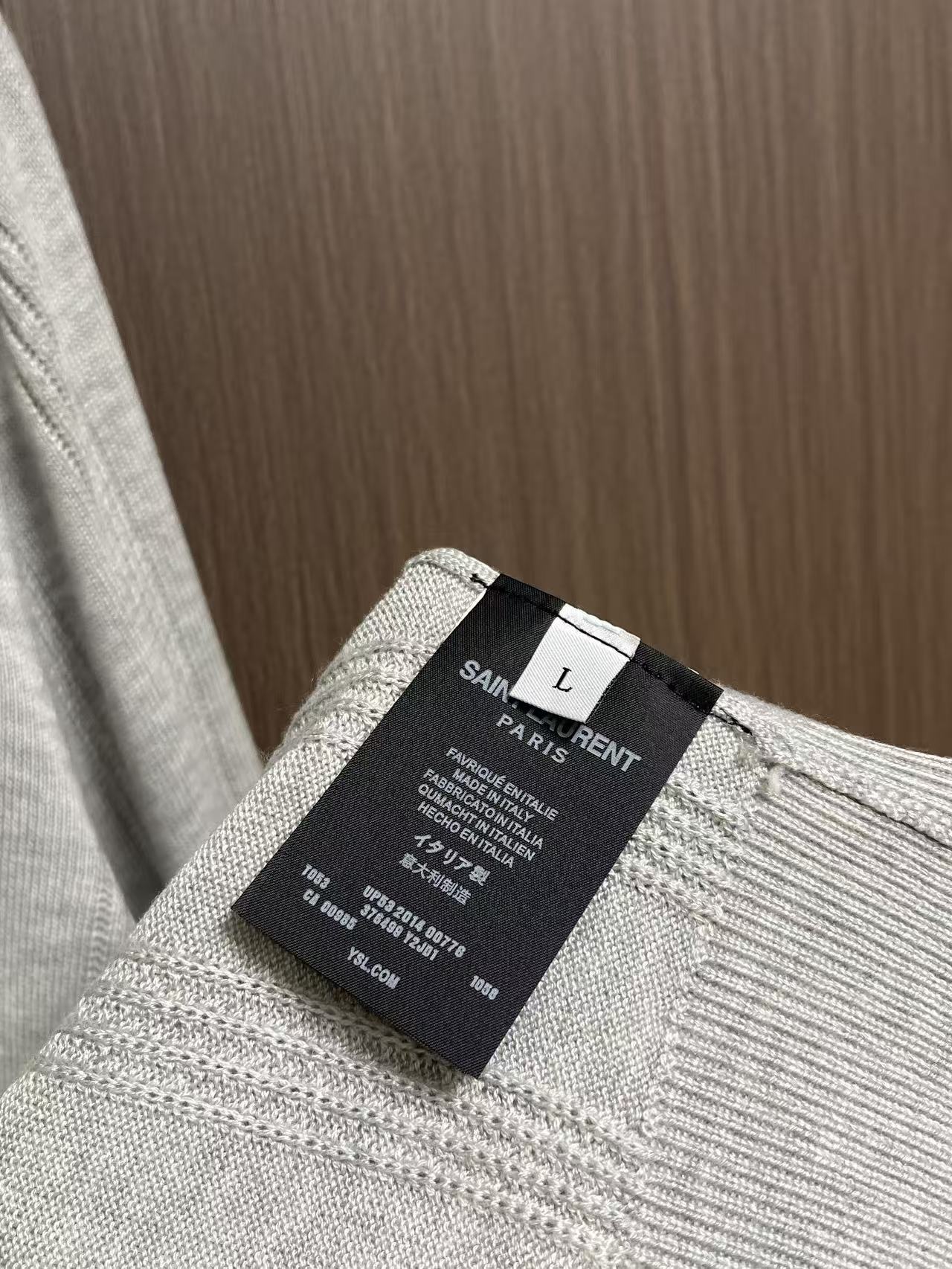 YSL羊毛羊绒针织Polo 短袖T恤,这款针织短袖,将法式优雅与时尚质感完美融合。色调清新脱俗,设计增添利落感与细节层次 YSL羊毛羊绒针织Polo 短袖T恤,这款针织短袖,将法式优雅与时尚质感完美融合。色调清新脱俗,设计增添利落感与细节层次