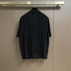 YSL羊毛羊绒针织Polo 短袖T恤,这款针织短袖,将法式优雅与时尚质感完美融合。色调清新脱俗,设计增添利落感与细节层次 YSL羊毛羊绒针织Polo 短袖T恤,这款针织短袖,将法式优雅与时尚质感完美融合。色调清新脱俗,设计增添利落感与细节层次