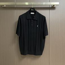 YSL羊毛羊绒针织Polo 短袖T恤,这款针织短袖,将法式优雅与时尚质感完美融合。色调清新脱俗,设计增添利落感与细节层次 YSL羊毛羊绒针织Polo 短袖T恤,这款针织短袖,将法式优雅与时尚质感完美融合。色调清新脱俗,设计增添利落感与细节层次