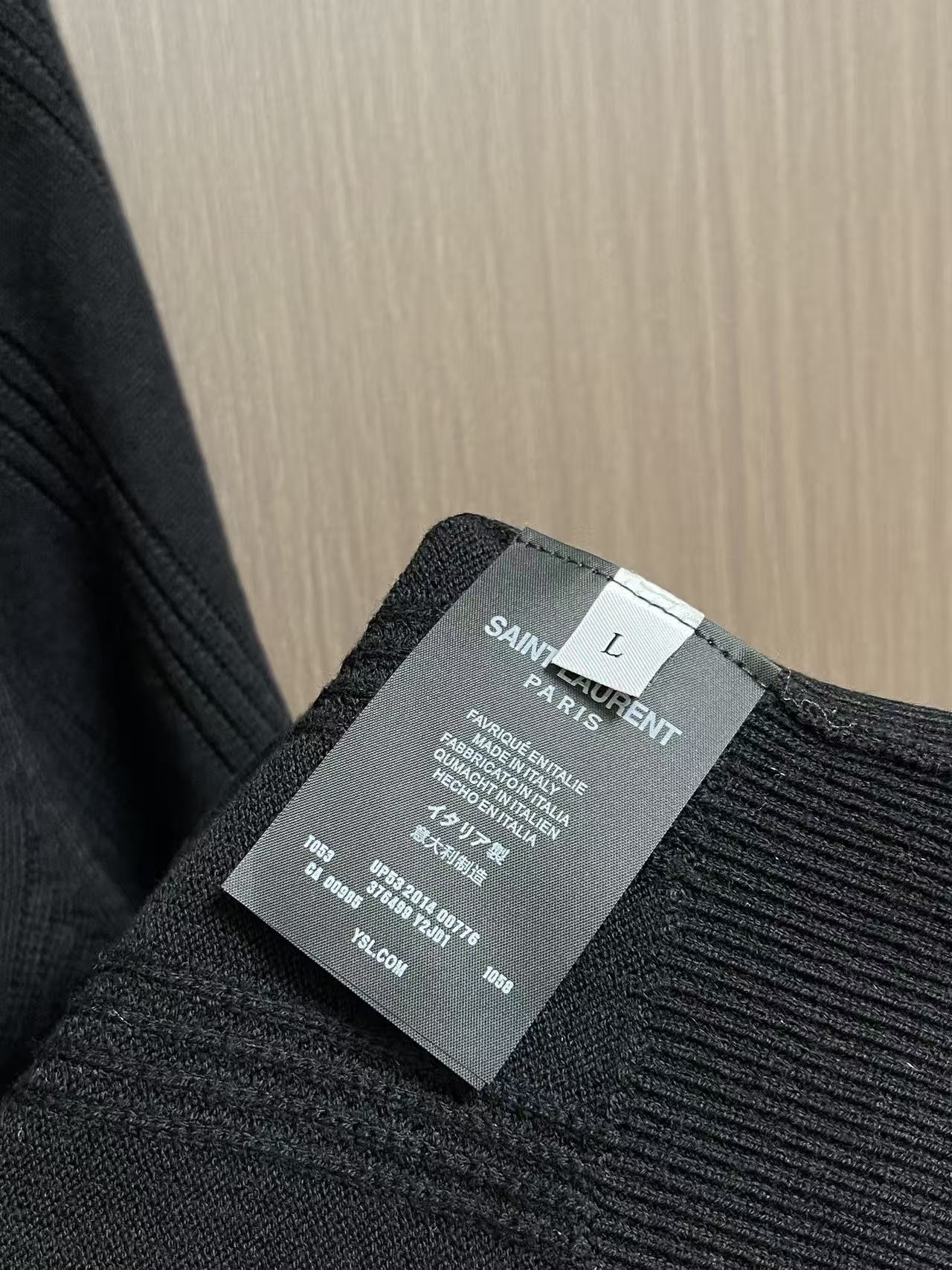 YSL羊毛羊绒针织Polo 短袖T恤,这款针织短袖,将法式优雅与时尚质感完美融合。色调清新脱俗,设计增添利落感与细节层次 YSL羊毛羊绒针织Polo 短袖T恤,这款针织短袖,将法式优雅与时尚质感完美融合。色调清新脱俗,设计增添利落感与细节层次