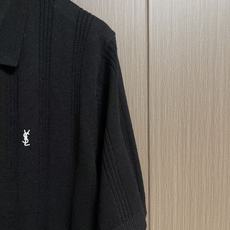 YSL羊毛羊绒针织Polo 短袖T恤,这款针织短袖,将法式优雅与时尚质感完美融合。色调清新脱俗,设计增添利落感与细节层次 YSL羊毛羊绒针织Polo 短袖T恤,这款针织短袖,将法式优雅与时尚质感完美融合。色调清新脱俗,设计增添利落感与细节层次