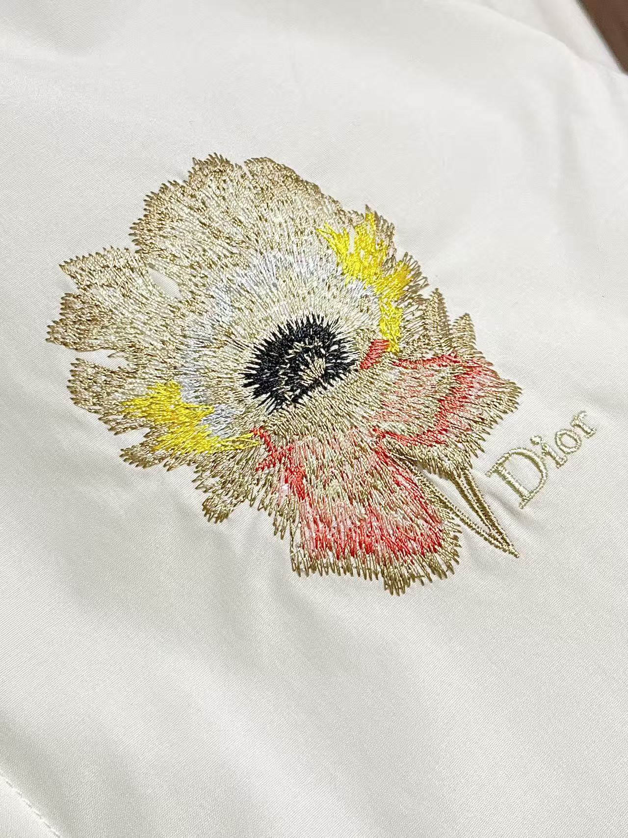Dior 2026SS秋冬季新款花卉刺绣长袖衬衫,在简约版型之上融入精致花卉元素,面向追求穿搭质感、适度点缀却不浮夸的都 Dior 2026SS秋冬季新款花卉刺绣长袖衬衫,在简约版型之上融入精致花卉元素,面向追求穿搭质感、适度点缀却不浮夸的都