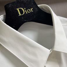 Dior 2026SS秋冬季新款花卉刺绣长袖衬衫,在简约版型之上融入精致花卉元素,面向追求穿搭质感、适度点缀却不浮夸的都 Dior 2026SS秋冬季新款花卉刺绣长袖衬衫,在简约版型之上融入精致花卉元素,面向追求穿搭质感、适度点缀却不浮夸的都