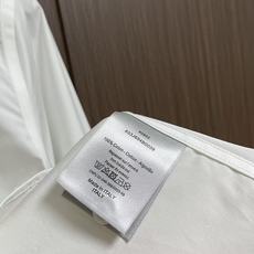 Dior 2026SS秋冬季新款花卉刺绣长袖衬衫,在简约版型之上融入精致花卉元素,面向追求穿搭质感、适度点缀却不浮夸的都 Dior 2026SS秋冬季新款花卉刺绣长袖衬衫,在简约版型之上融入精致花卉元素,面向追求穿搭质感、适度点缀却不浮夸的都
