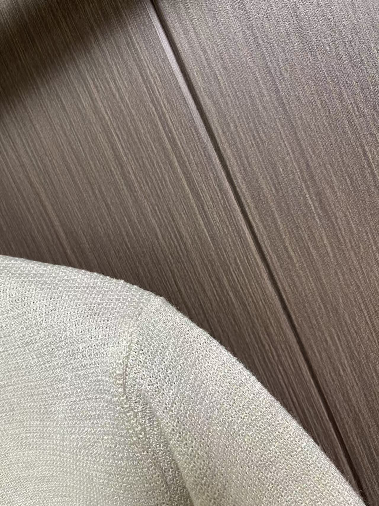 YSL 2026ss早秋新款羊毛羊绒针织短袖，精梳棉质纱线针织纺棉布面料制作，掂起来手感份量十足，上身也比普通T更加有质