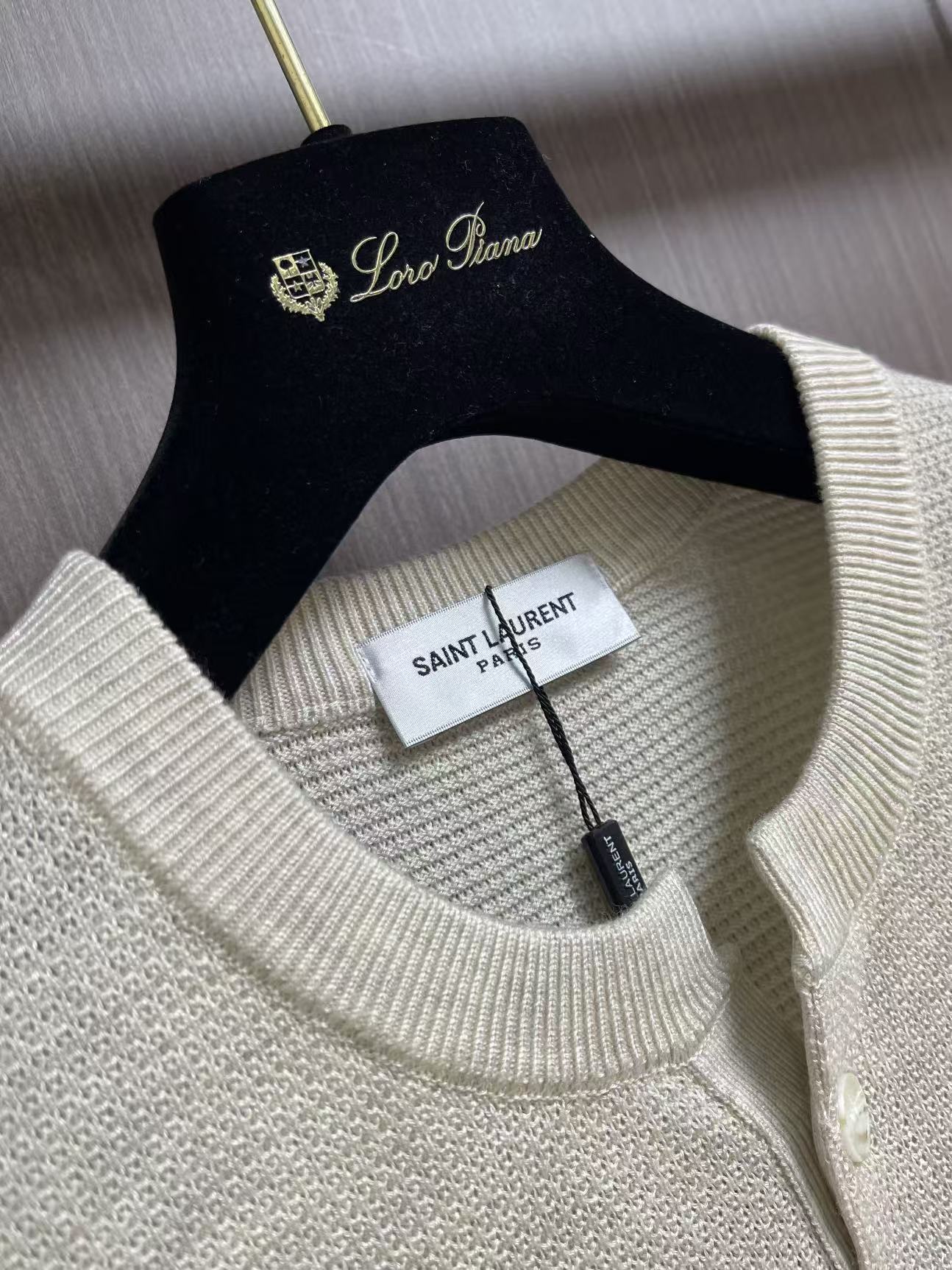 YSL 2026ss早秋新款羊毛羊绒针织短袖，精梳棉质纱线针织纺棉布面料制作，掂起来手感份量十足，上身也比普通T更加有质