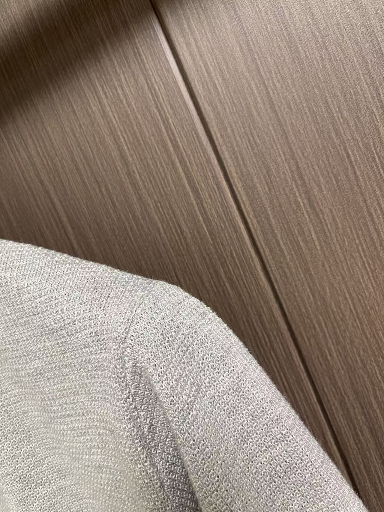 YSL 2026ss早秋新款羊毛羊绒针织短袖,精梳棉质纱线针织纺棉布面料制作,掂起来手感份量十足,上身也比普通T更加有质 YSL 2026ss早秋新款羊毛羊绒针织短袖,精梳棉质纱线针织纺棉布面料制作,掂起来手感份量十足,上身也比普通T更加有质
