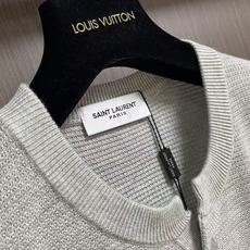 YSL 2026ss早秋新款羊毛羊绒针织短袖,精梳棉质纱线针织纺棉布面料制作,掂起来手感份量十足,上身也比普通T更加有质 YSL 2026ss早秋新款羊毛羊绒针织短袖,精梳棉质纱线针织纺棉布面料制作,掂起来手感份量十足,上身也比普通T更加有质