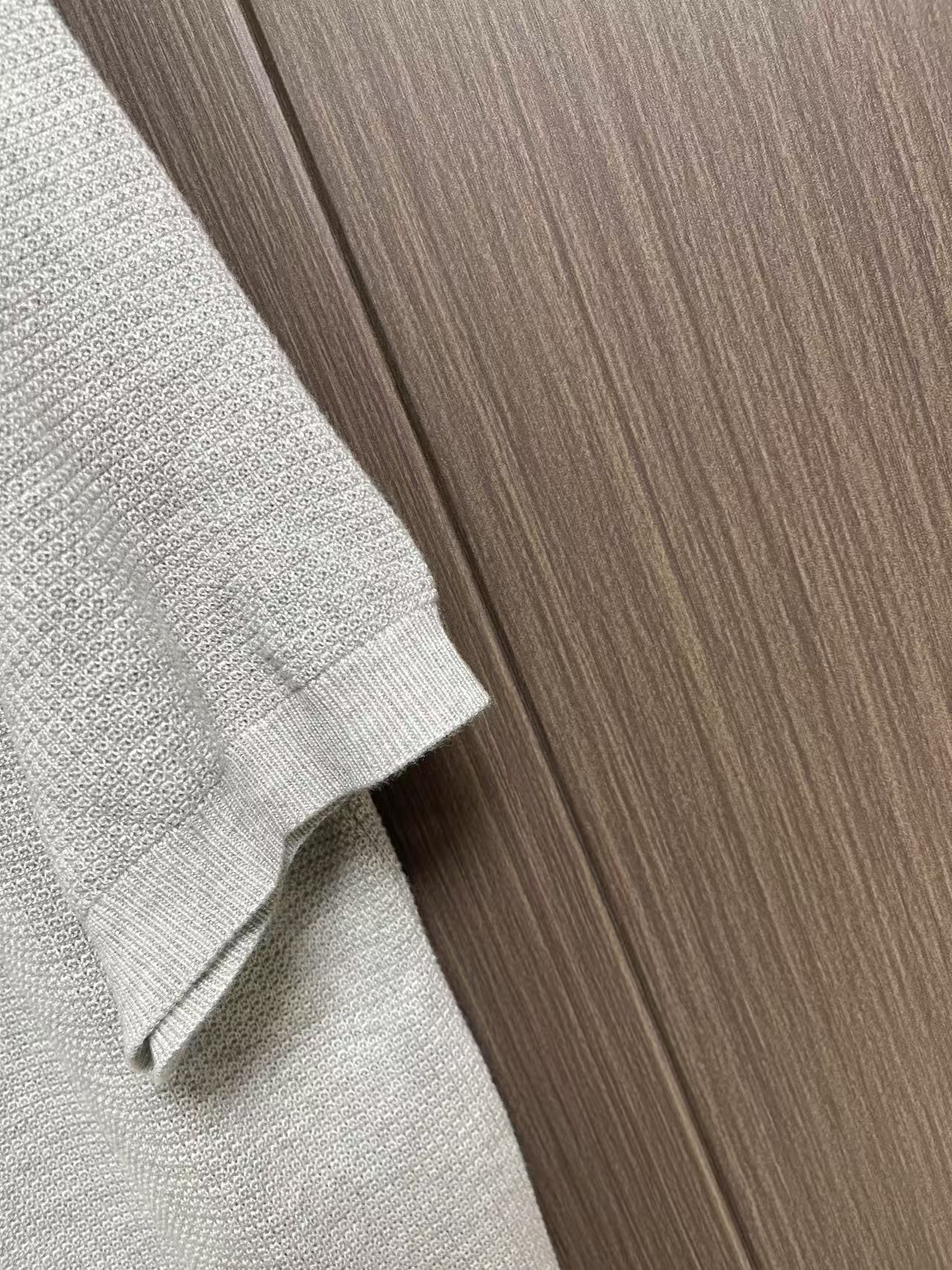 YSL 2026ss早秋新款羊毛羊绒针织短袖,精梳棉质纱线针织纺棉布面料制作,掂起来手感份量十足,上身也比普通T更加有质 YSL 2026ss早秋新款羊毛羊绒针织短袖,精梳棉质纱线针织纺棉布面料制作,掂起来手感份量十足,上身也比普通T更加有质