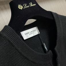 YSL 2026ss早秋新款羊毛羊绒针织短袖,精梳棉质纱线针织纺棉布面料制作,掂起来手感份量十足,上身也比普通T更加有质 YSL 2026ss早秋新款羊毛羊绒针织短袖,精梳棉质纱线针织纺棉布面料制作,掂起来手感份量十足,上身也比普通T更加有质