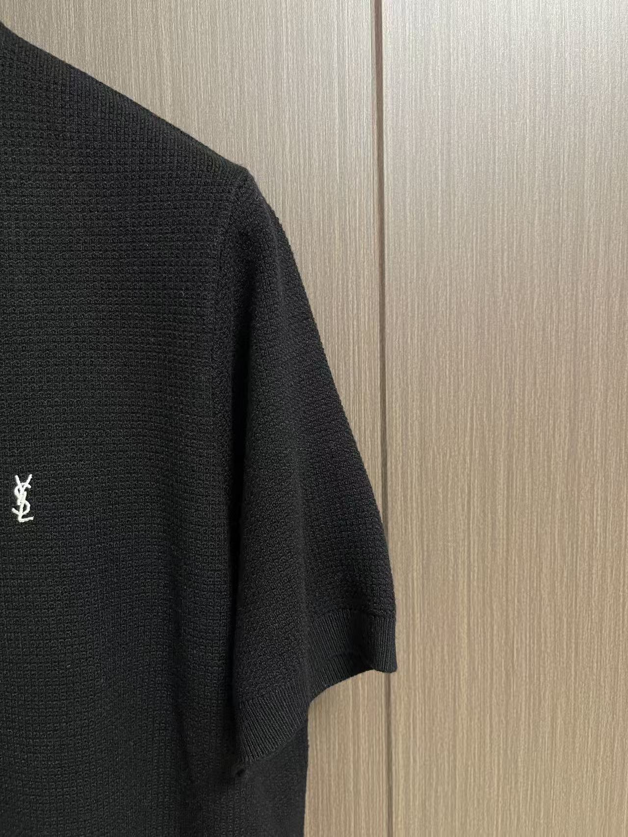 YSL 2026ss早秋新款羊毛羊绒针织短袖,精梳棉质纱线针织纺棉布面料制作,掂起来手感份量十足,上身也比普通T更加有质 YSL 2026ss早秋新款羊毛羊绒针织短袖,精梳棉质纱线针织纺棉布面料制作,掂起来手感份量十足,上身也比普通T更加有质