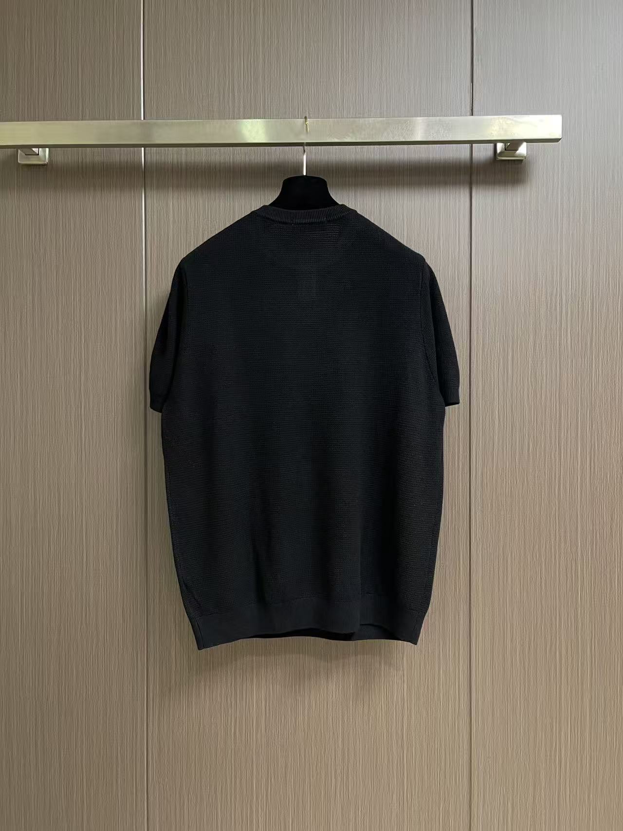 YSL 2026ss早秋新款羊毛羊绒针织短袖,精梳棉质纱线针织纺棉布面料制作,掂起来手感份量十足,上身也比普通T更加有质 YSL 2026ss早秋新款羊毛羊绒针织短袖,精梳棉质纱线针织纺棉布面料制作,掂起来手感份量十足,上身也比普通T更加有质