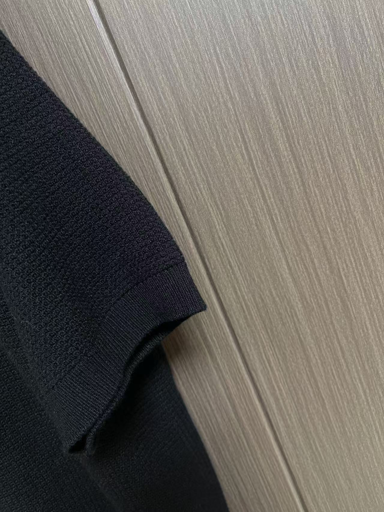 YSL 2026ss早秋新款羊毛羊绒针织短袖,精梳棉质纱线针织纺棉布面料制作,掂起来手感份量十足,上身也比普通T更加有质 YSL 2026ss早秋新款羊毛羊绒针织短袖,精梳棉质纱线针织纺棉布面料制作,掂起来手感份量十足,上身也比普通T更加有质