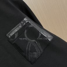 Hermes 2026ss秋季新款 拼皮点缀口袋套头圆领卫衣!没有过多的装饰 简奢风的设计 口袋点缀 细节上采用拼皮结合 Hermes 2026ss秋季新款 拼皮点缀口袋套头圆领卫衣!没有过多的装饰 简奢风的设计 口袋点缀 细节上采用拼皮结合