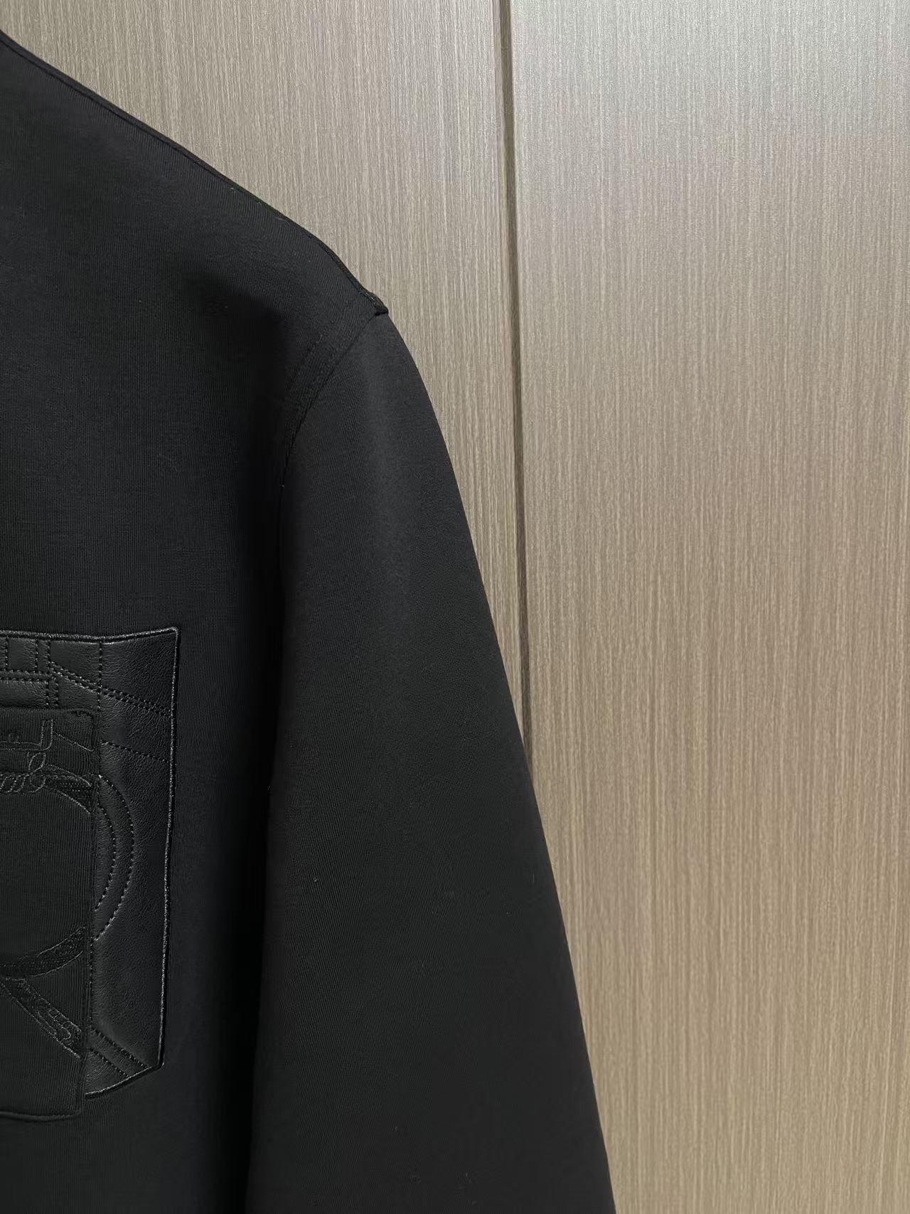 Hermes 2026ss秋季新款 拼皮点缀口袋套头圆领卫衣!没有过多的装饰 简奢风的设计 口袋点缀 细节上采用拼皮结合 Hermes 2026ss秋季新款 拼皮点缀口袋套头圆领卫衣!没有过多的装饰 简奢风的设计 口袋点缀 细节上采用拼皮结合