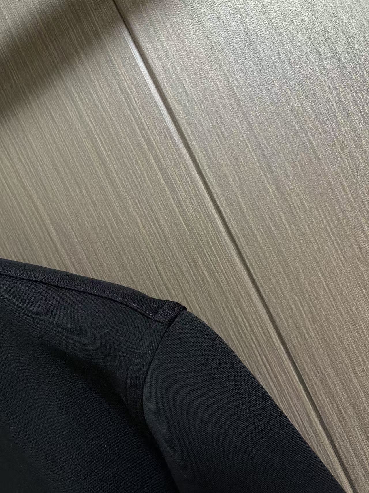 Hermes 2026ss秋季新款 拼皮点缀口袋套头圆领卫衣!没有过多的装饰 简奢风的设计 口袋点缀 细节上采用拼皮结合 Hermes 2026ss秋季新款 拼皮点缀口袋套头圆领卫衣!没有过多的装饰 简奢风的设计 口袋点缀 细节上采用拼皮结合