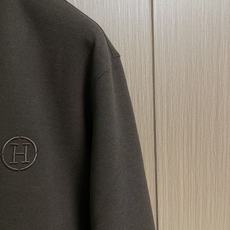 Hermes 男士休闲棒球服夹克外套 简约的设计 内外撞色 拉链点缀撞色 随意就能搭配出松弛感 合体的剪裁 两侧插袋 标 Hermes 男士休闲棒球服夹克外套 简约的设计 内外撞色 拉链点缀撞色 随意就能搭配出松弛感 合体的剪裁 两侧插袋 标