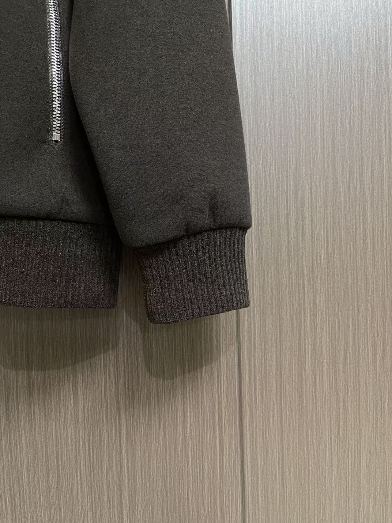 Hermes 男士休闲棒球服夹克外套 简约的设计 内外撞色 拉链点缀撞色 随意就能搭配出松弛感 合体的剪裁 两侧插袋 标 Hermes 男士休闲棒球服夹克外套 简约的设计 内外撞色 拉链点缀撞色 随意就能搭配出松弛感 合体的剪裁 两侧插袋 标
