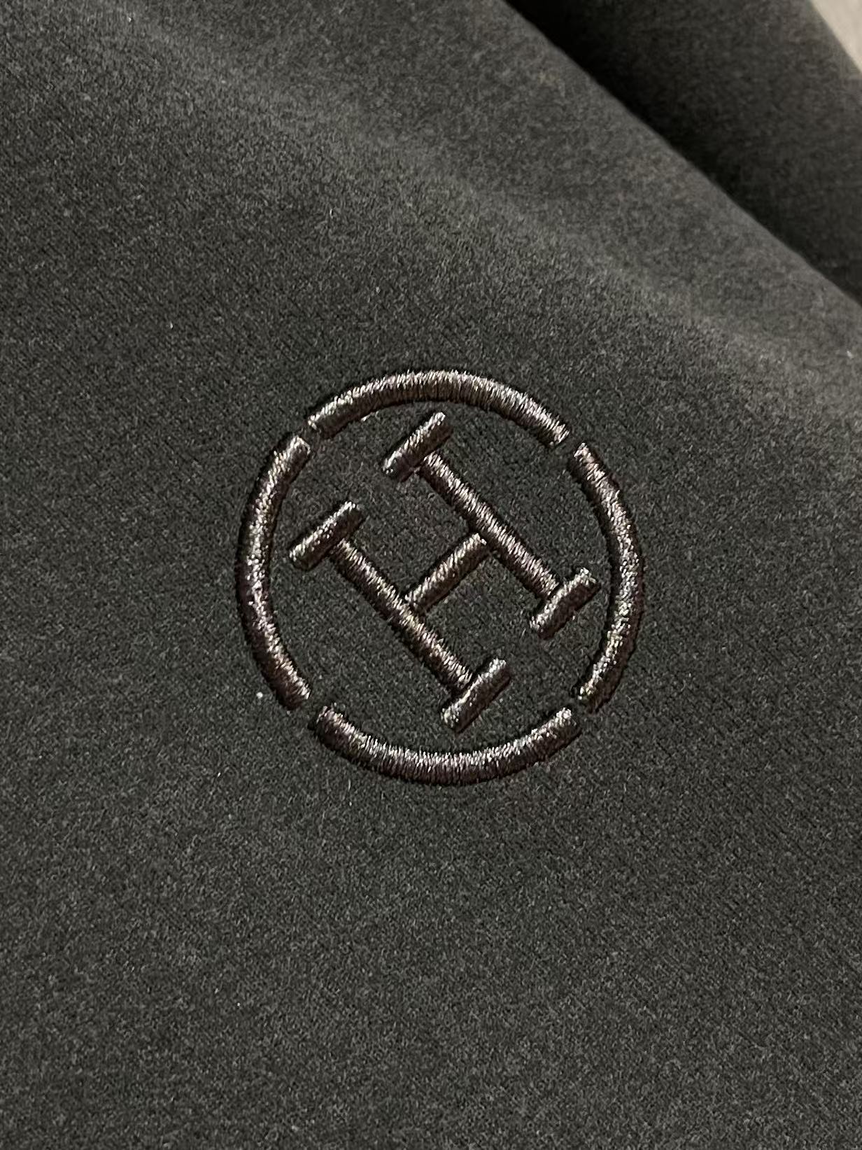 Hermes 男士休闲棒球服夹克外套 简约的设计 内外撞色 拉链点缀撞色 随意就能搭配出松弛感 合体的剪裁 两侧插袋 标 Hermes 男士休闲棒球服夹克外套 简约的设计 内外撞色 拉链点缀撞色 随意就能搭配出松弛感 合体的剪裁 两侧插袋 标