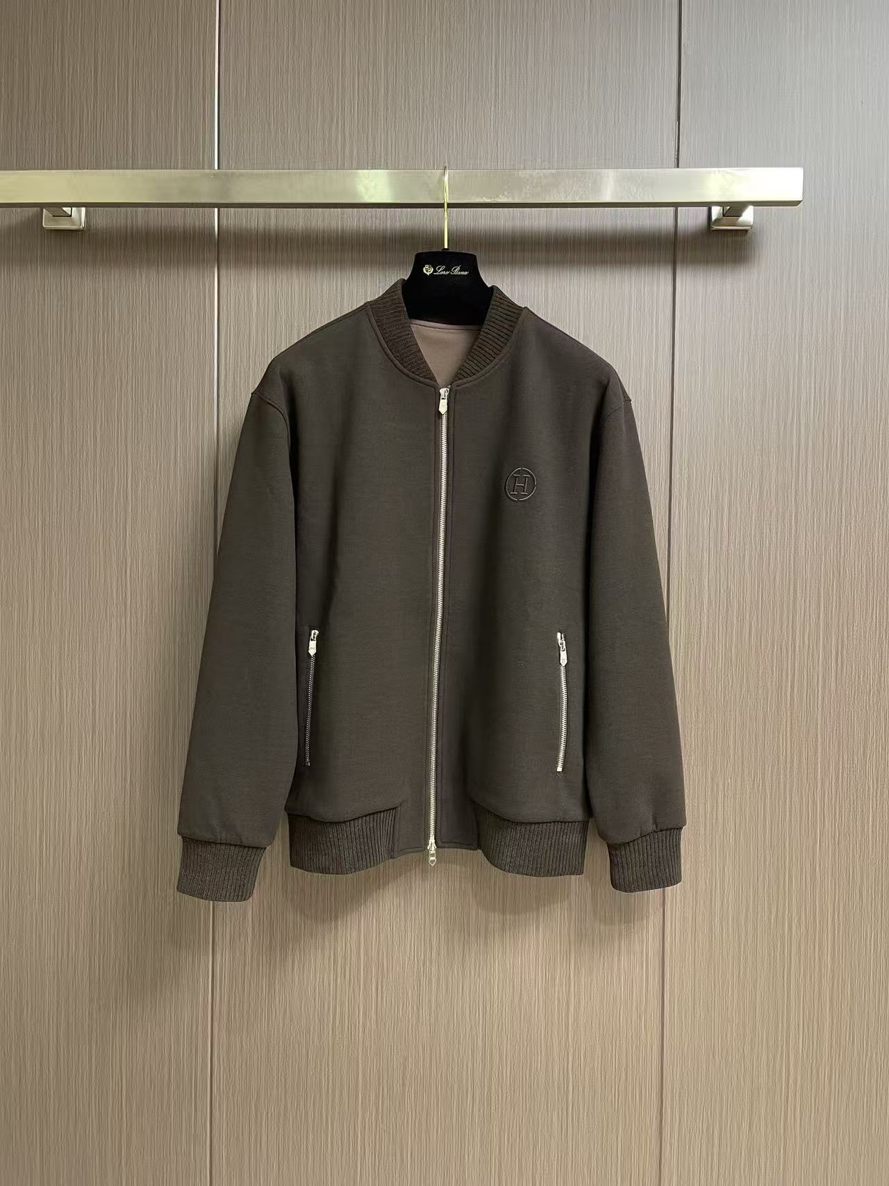 Hermes 男士休闲棒球服夹克外套 简约的设计 内外撞色 拉链点缀撞色 随意就能搭配出松弛感 合体的剪裁 两侧插袋 标