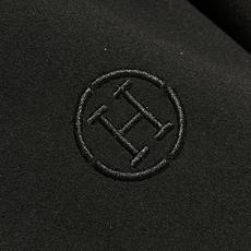 Hermes 男士休闲棒球服夹克外套 简约的设计 内外撞色 拉链点缀撞色 随意就能搭配出松弛感 合体的剪裁 两侧插袋 标 Hermes 男士休闲棒球服夹克外套 简约的设计 内外撞色 拉链点缀撞色 随意就能搭配出松弛感 合体的剪裁 两侧插袋 标
