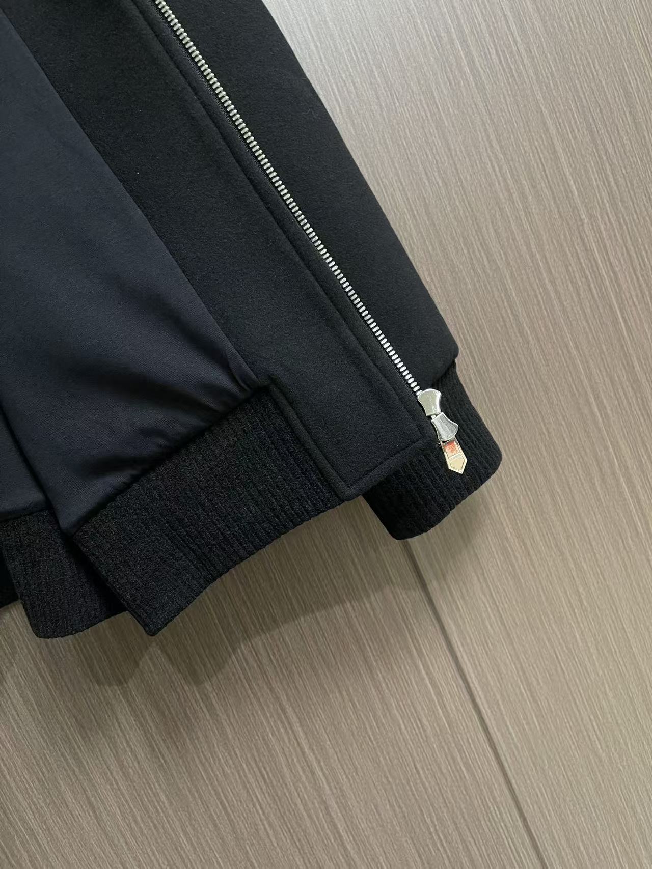 Hermes 男士休闲棒球服夹克外套 简约的设计 内外撞色 拉链点缀撞色 随意就能搭配出松弛感 合体的剪裁 两侧插袋 标 Hermes 男士休闲棒球服夹克外套 简约的设计 内外撞色 拉链点缀撞色 随意就能搭配出松弛感 合体的剪裁 两侧插袋 标