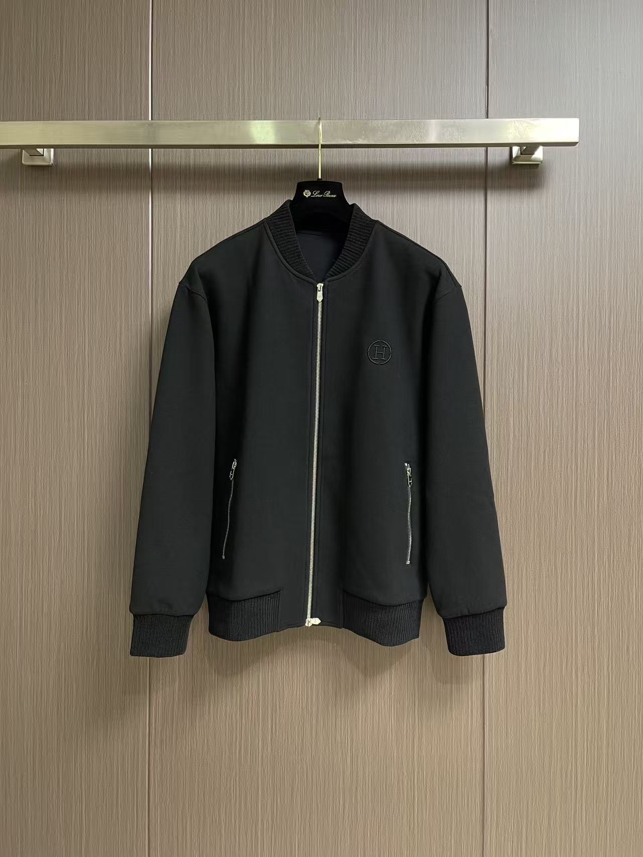 Hermes 男士休闲棒球服夹克外套 简约的设计 内外撞色 拉链点缀撞色 随意就能搭配出松弛感 合体的剪裁 两侧插袋 标